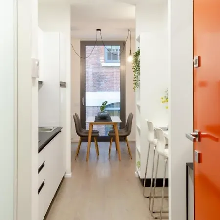 Modern Between & Milan Lomazzo